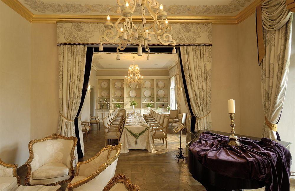 Chateau Mcely Ресторант снимка