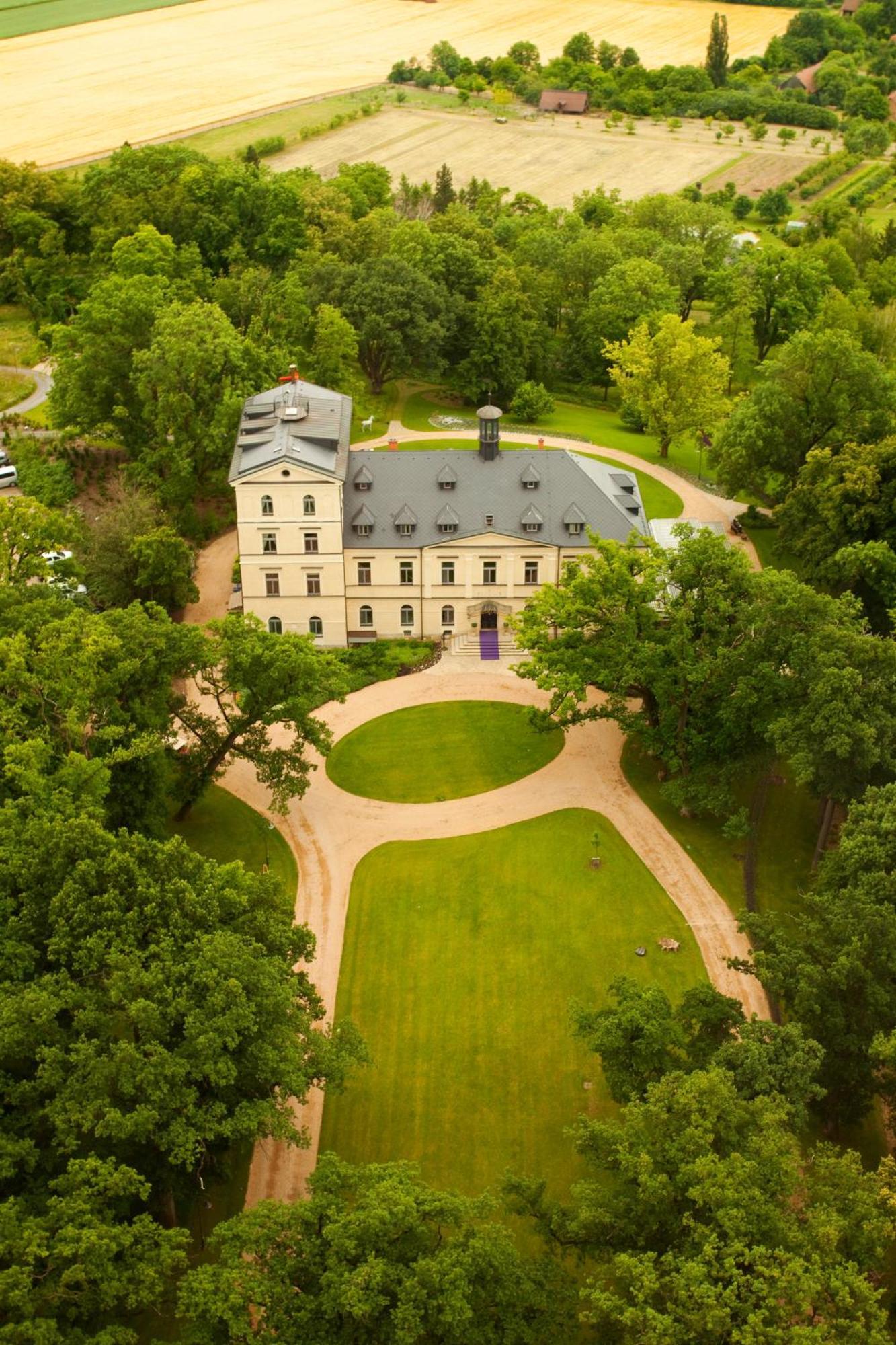 Chateau Mcely Екстериор снимка